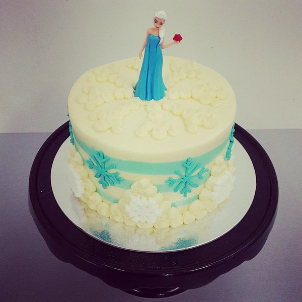 Smooth Cream and Blue with Piped Snowflakes and Elsa