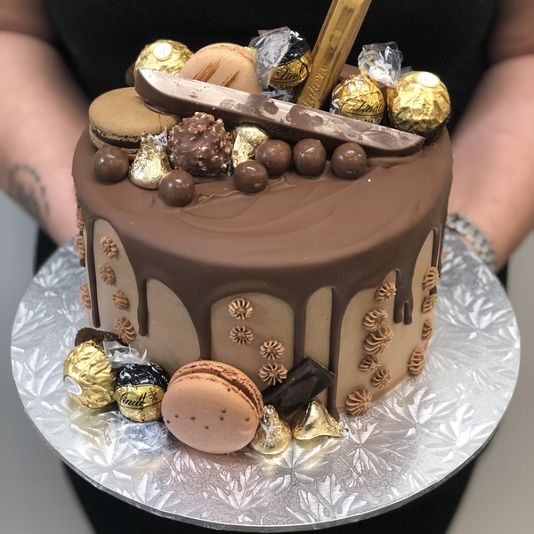 Smooth Chocolate with Chocolate Drip and Gold Theme Mini Overload 